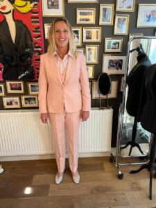 Vrouwelijk-bruidspak-in-roze