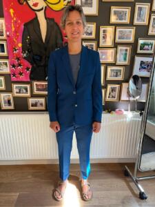 Vrouwelijk-stoer-broekpak-bruid