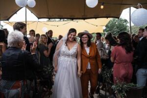 Vrouwelijk-trouwpak-bruin-op-maat