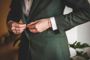 Vrouwelijk-trouwpak-in-groen 