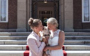 Vrouwelijk-trouwpak-in-roze-op-maat