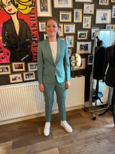 Vrouwelijk-trouwpak-in-zacht-groen