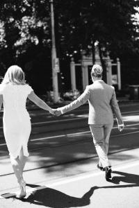 Vrouwelijk en sportief maatpak met gilet gemaakt voor huwelijk Denise