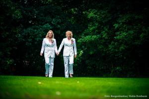 Vrouwelijk trouwkostuum gemaakt van witte glanzende zijde.