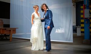 Vrouwelijk trouwpak gemaakt voor Marjolijn van glanzende soepele stof