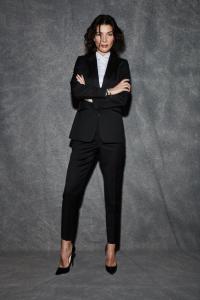 Vrouwelijk trouwpak in zwart op maat gemaakt maatkostuum voor  dames