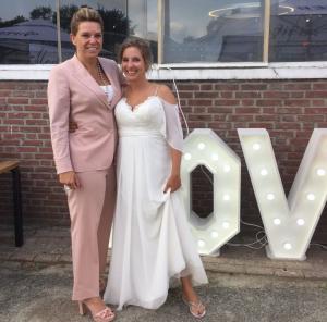 Vrouwelijke-smoking-roze-bruid