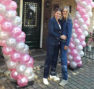 Vrouwelijke broekpakken op maat gemaakt voor Wendy  Leonie in blauwe zachte cool wool