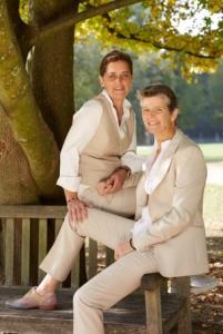 Vrouwelijke maatkostuums gemaakt van champagnekleurige niet kreukende soepele stof.