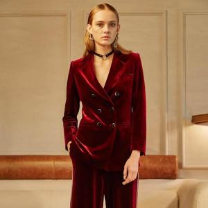 Vrouwelijke smoking gemaakt van rode veloers van Scabal stof