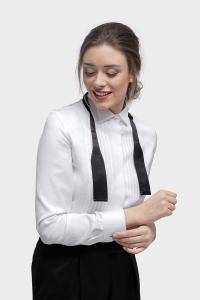 Vrouwelijke smokingblouse in wit met zwart strikje
