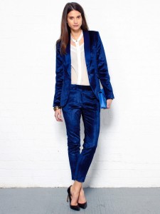 Vrouwelijke stoere smoking gemaakt van blauwe veloers - fluweel