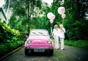 Vrouwelijk trouwpak wit op maat gemaakt 