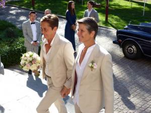 Vrouwelijke trouwkostuums glanzend wit 