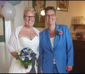 Vrouwen en Trouwen Lichtblauw bruidspak gemaakt voor huwelijk van Paulien. Damestrouwpak gemaakt van lichtblauwe niet kreukende stof