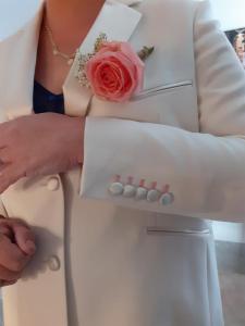 Wit-bruidspak-met-roze-accenten