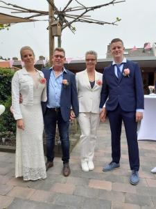 Wit-dames-trouwkostuum-gemaakt-voor-Bonnie