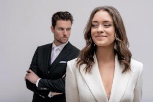 Wit broekpak bruid sportief op maat gemaakt