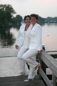 Wit bruidspak vrouw op maat gemaakt voor gay huwelijk