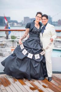 Wit damestrouwkostuum gemaakt voor Viola met zwarte blouse (1)