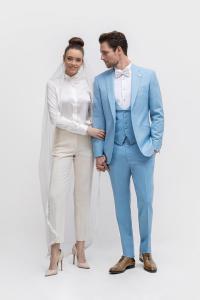 Witte bruidsblouse met pantalon met vrouwelijke pasvorm