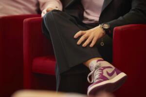 dames-trouwpak-met-sneakers