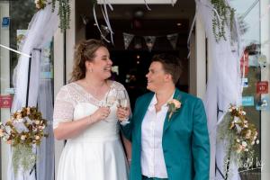 trouwkostuum-vrouw-in-groen-met-blouse