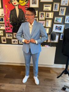 trouwpak-vrouw-in-lichtblauw