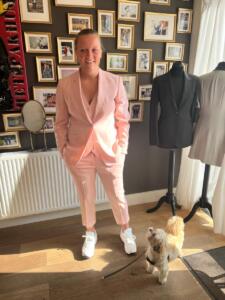 trouwpak-vrouw-roze-met-gilet